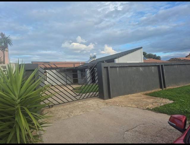 3 BEDROOM HOUSE FOR SALE IN ENNERDALE EXT 3